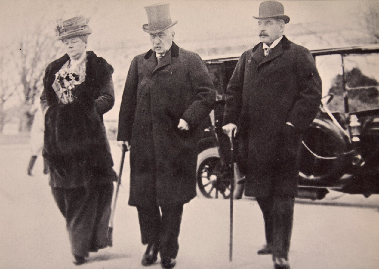 John Pierpont Morgan z synem i córką podczas dochodzenia w sprawie funduszu powierniczego (zdjęcie w sepii) autorstwa Harris & Ewing