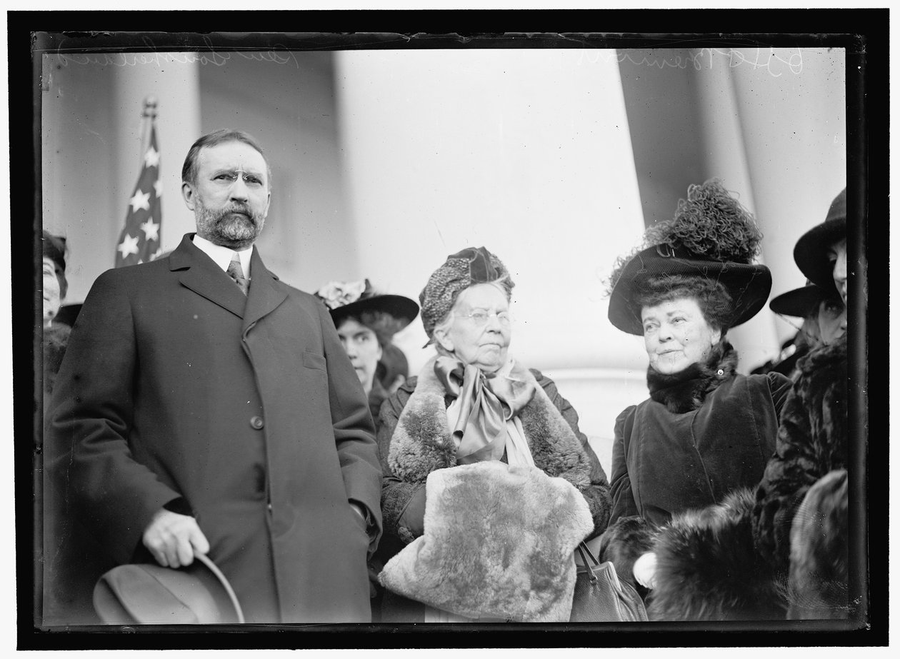 Panna Belva Ann Lockwood z senatorem Southerlandem autorstwa Harris & Ewing