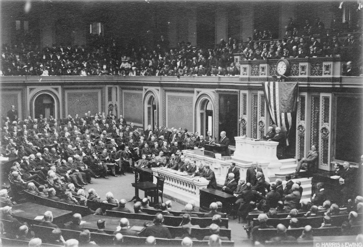 Prezydent Woodrow Wilson przemawiający do Kongresu, ok. 1917 r. (zdjęcie czarno-białe) autorstwa Harris & Ewing