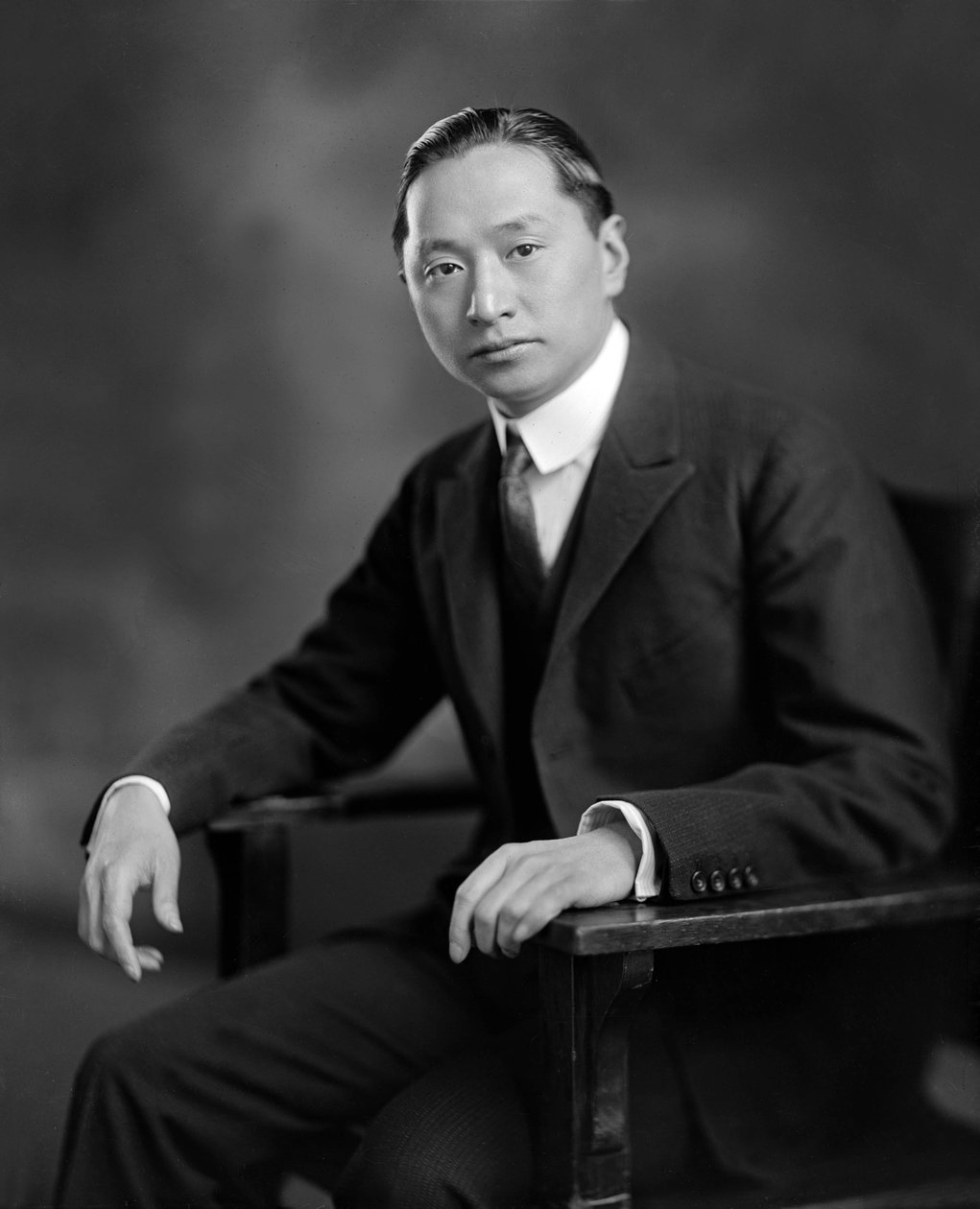 Vi Kyuin Wellington Koo (1887-1985), chiński dyplomata, fot. Harris & Ewing ok. 1925 autorstwa Harris & Ewing