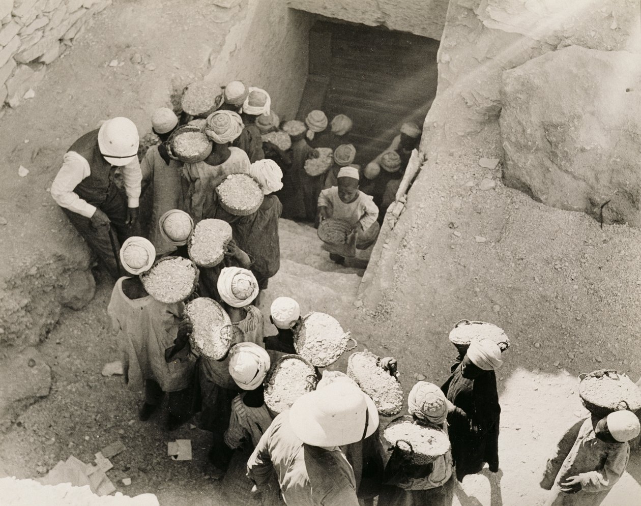 Zamknięcie grobowca Tutanchamona, Dolina Królów, luty 1923 (odbitka żelatynowo-srebrowa) autorstwa Harry Burton