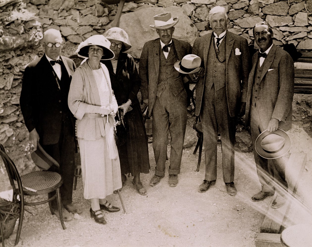 Howard Carter (1873-1939) i grupa Europejczyków stojących obok wykopalisk Grobowca Tutanchamona, Dolina Królów (odbitka żelatynowo-srebrowa) autorstwa Harry Burton