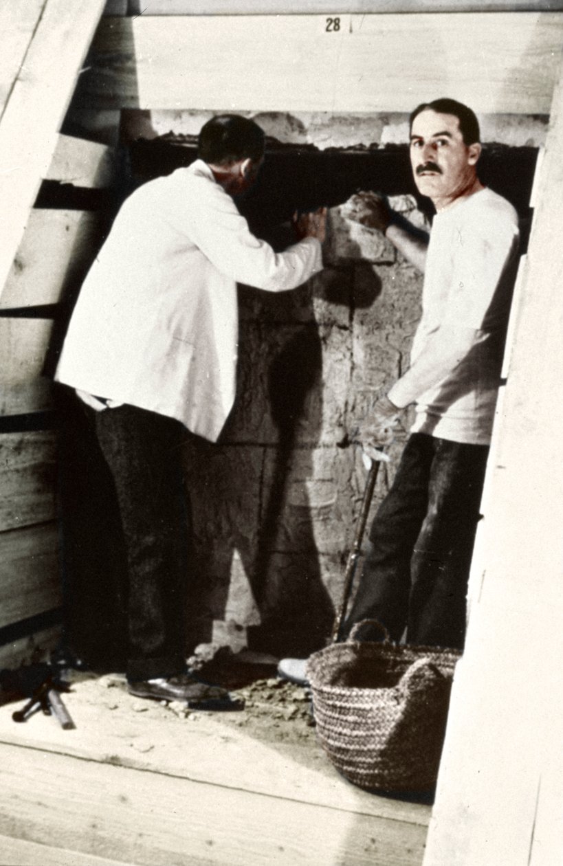Howard Carter wraz z kolegą przy wykopywaniu grobowca w Dolinie Królów, Egipt, 1922 autorstwa Harry Burton