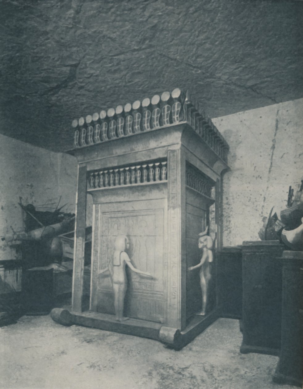 Bogato rzeźbiona świątynia kanopska lśniąca złotem, ok. 1935 r. autorstwa Harry Burton