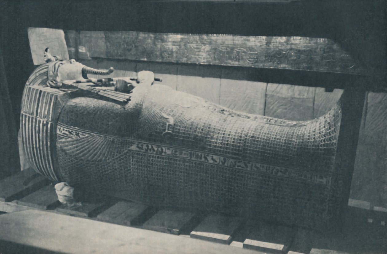 Potrójne gniazdo złotych szkatułek dla zachowania biednej gliny ludzkiej, ok. 1935 r. autorstwa Harry Burton