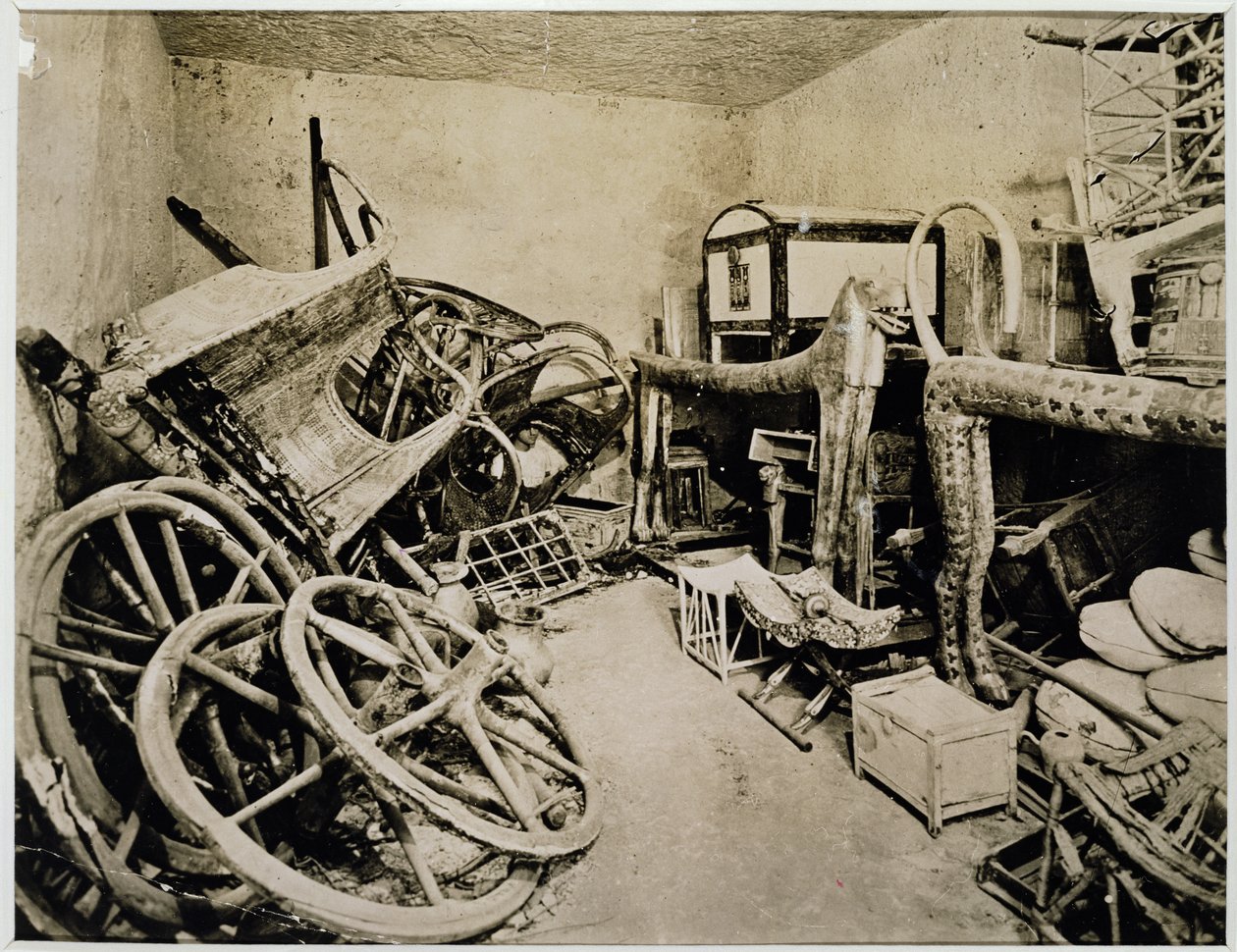Widok przedsionka Grobu Tutanchamona patrzącego na południe, Dolina Królów, listopad 1922 (odbitka żelatynowo-srebrowa) autorstwa Harry Burton