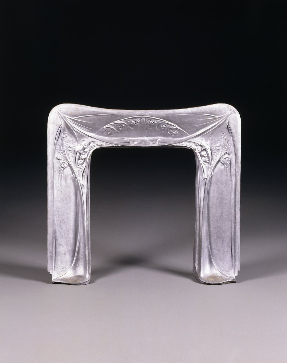 Kominek, ok. 1904 (żeliwo) autorstwa Hector Guimard