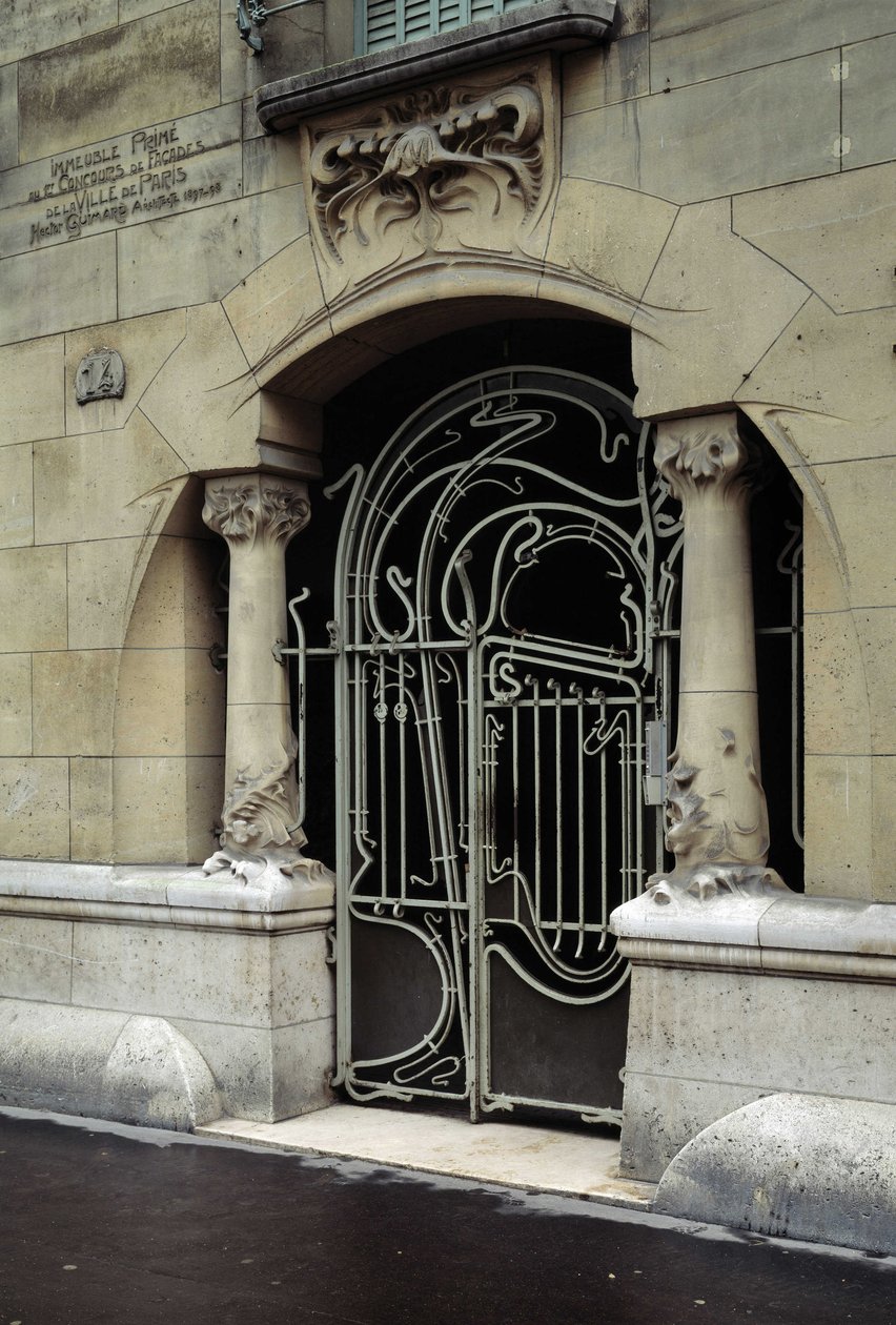 Architektura secesyjna: widok na drzwi wejściowe do Castel Beranger mieszczącego się przy rue de la Fontaine 14 w 16. dzielnicy Paryża. Zaprojektowany przez architekta Hectora Guimarda (1867-1942) DR autorstwa Hector Guimard