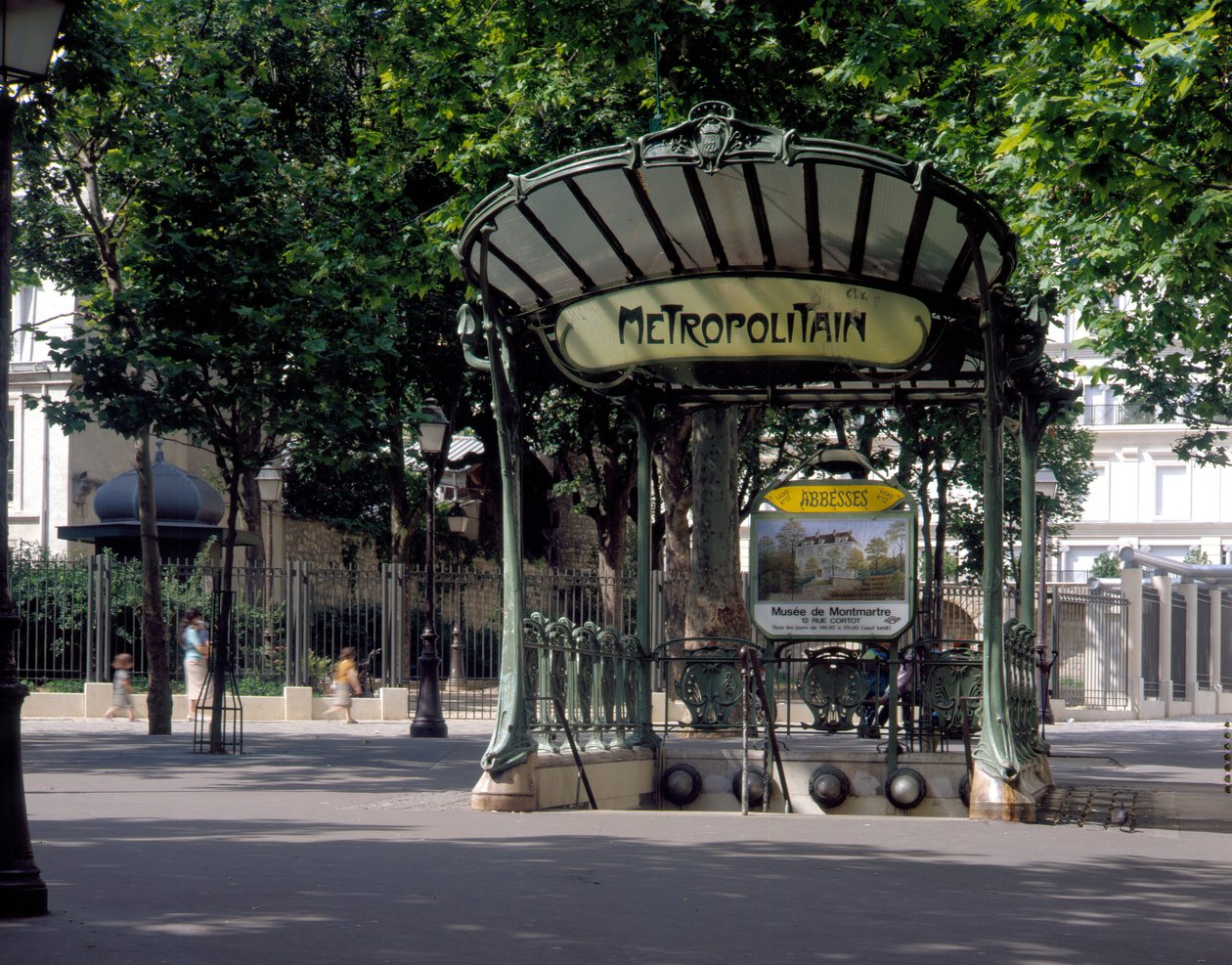 Widok wejścia do metra Abbesses autorstwa architekta H. Guimarda w Paryżu autorstwa Hector Guimard