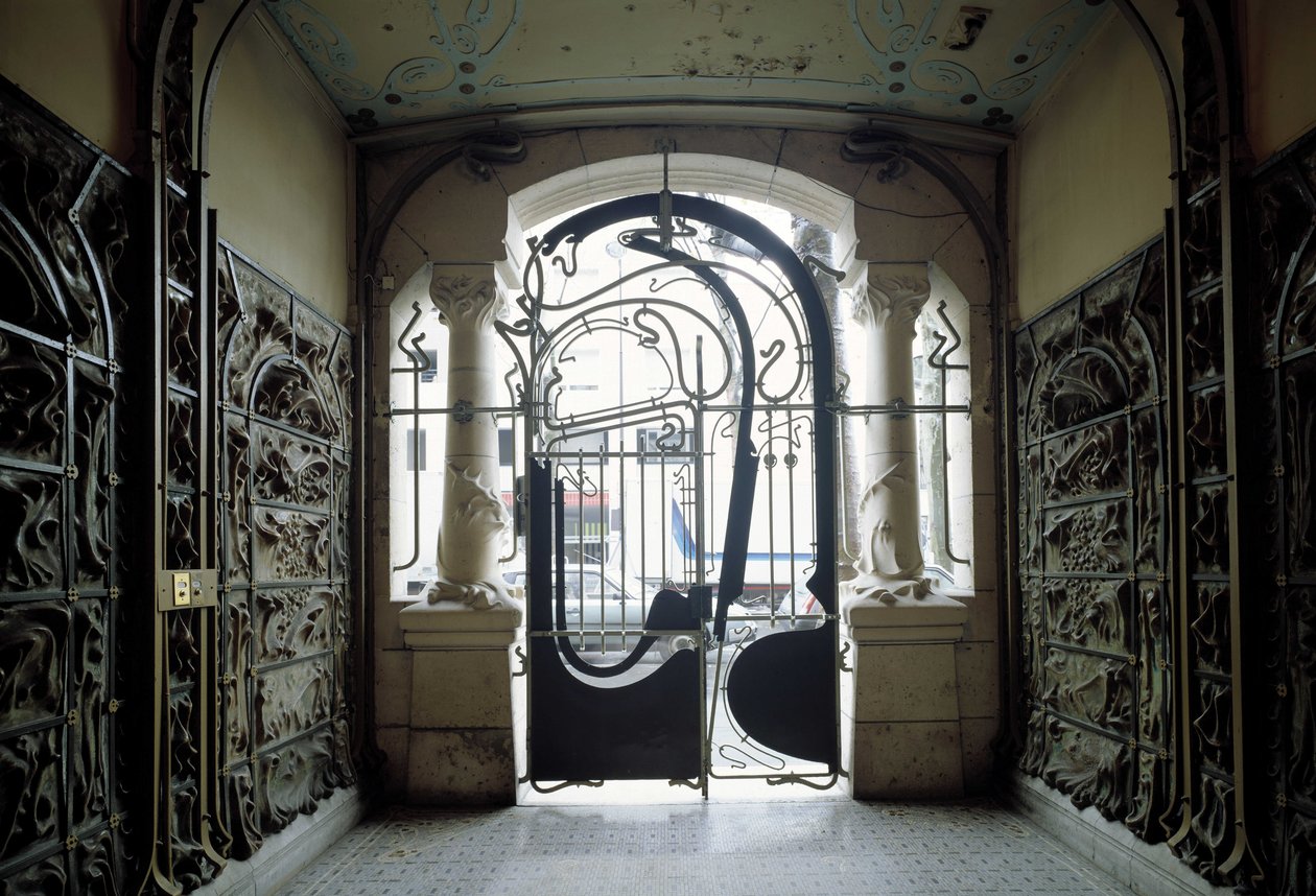 widok na bramę wejściową Castel Beranger mieszczącą się przy rue de la Fontaine 14 w 16. dzielnicy Paryża (foto) autorstwa Hector Guimard