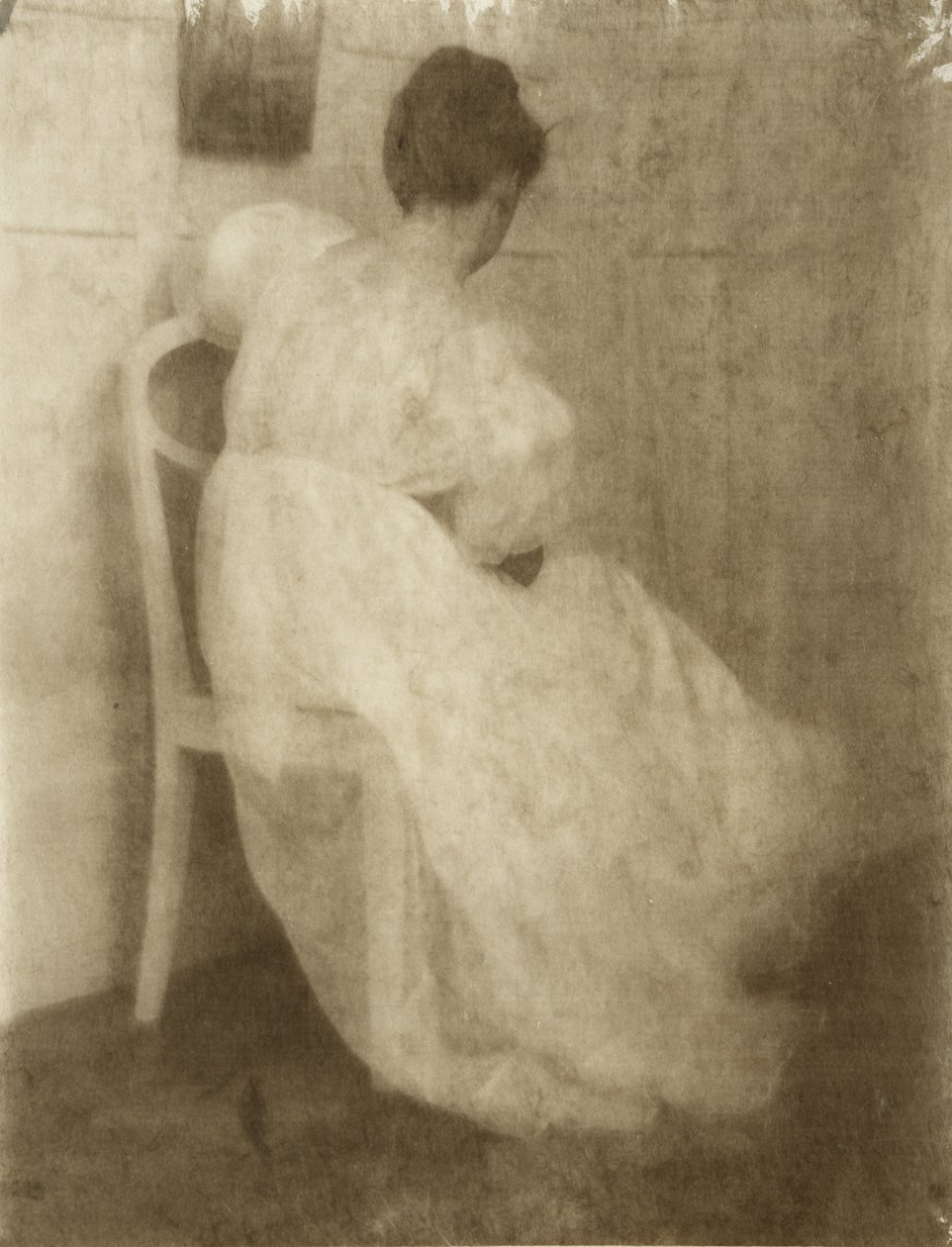 Mary Warner na białym krześle, ok. 1910 (bichromian gumy na odbitce platynowej) autorstwa Heinrich Kuhn