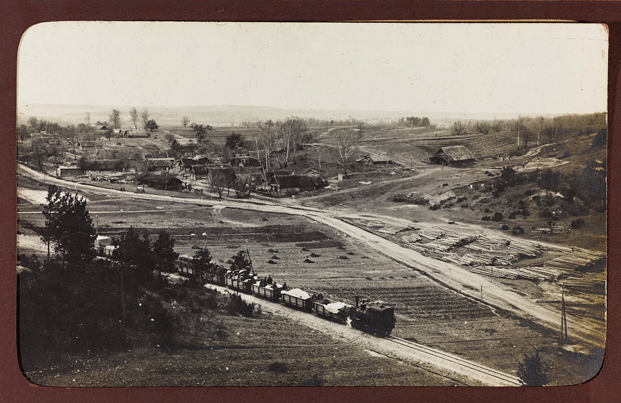 I wojna światowa: Ukraina w latach 1914-1916 podczas najazdu wojsk niemieckich. Pociąg towarowy (zdjęcie czarno-białe) autorstwa Heldenfriedhof Dsessentniki (attr. to)