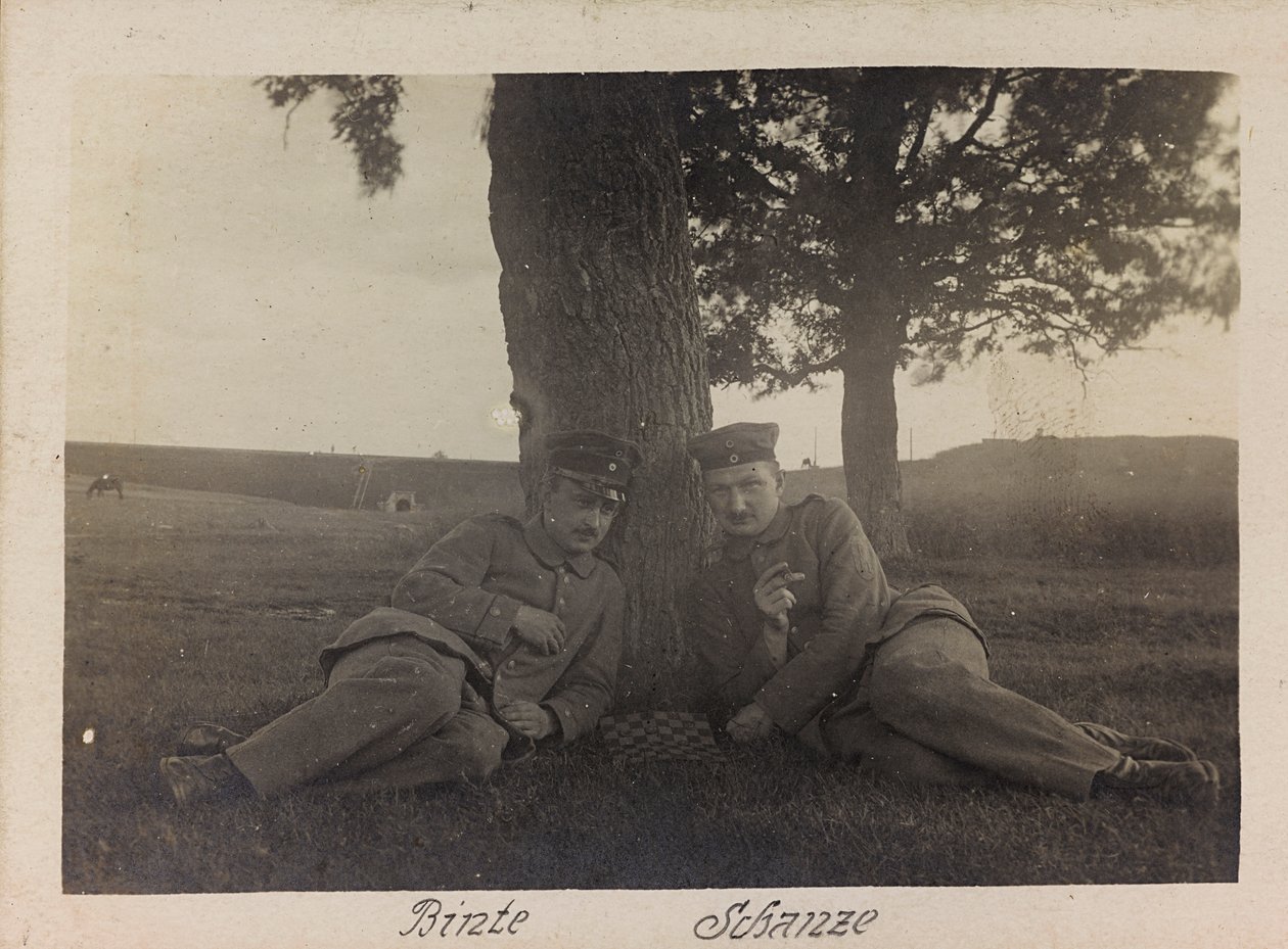 I wojna światowa: Ukraina w latach 1914-1916 podczas najazdu wojsk niemieckich. Dwóch żołnierzy w chwili relaksu (zdjęcie czarno-białe) autorstwa Heldenfriedhof Dsessentniki (attr. to)