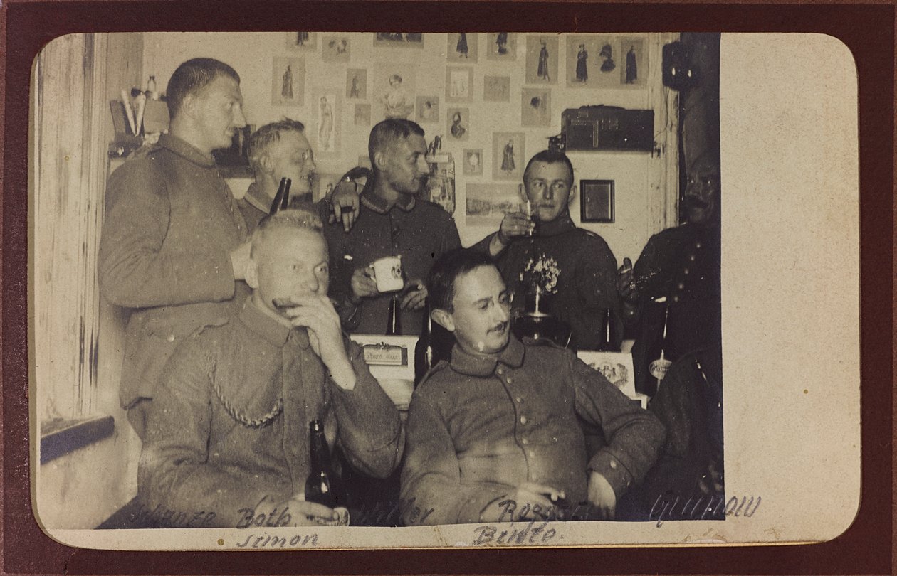 I wojna światowa: Ukraina w latach 1914-1916 podczas najazdu wojsk niemieckich. Grupa żołnierzy w czasie odpoczynku (zdjęcie czarno-białe) autorstwa Heldenfriedhof Dsessentniki (attr. to)