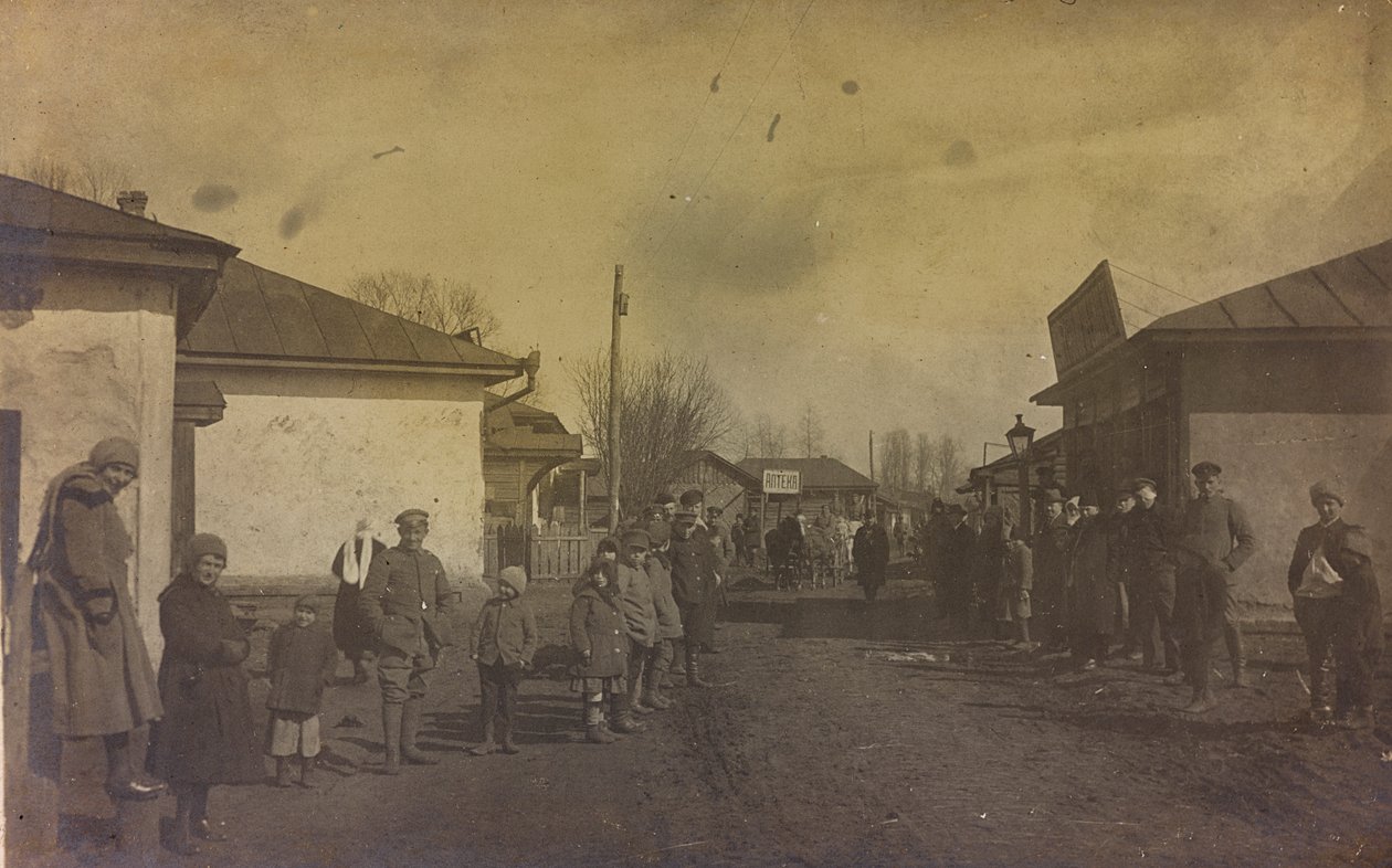 I wojna światowa: Ukraina w latach 1914-1916 podczas najazdu wojsk niemieckich. Wojsko i cywile na ulicy miasta (zdjęcie czarno-białe) autorstwa Heldenfriedhof Dsessentniki (attr. to)