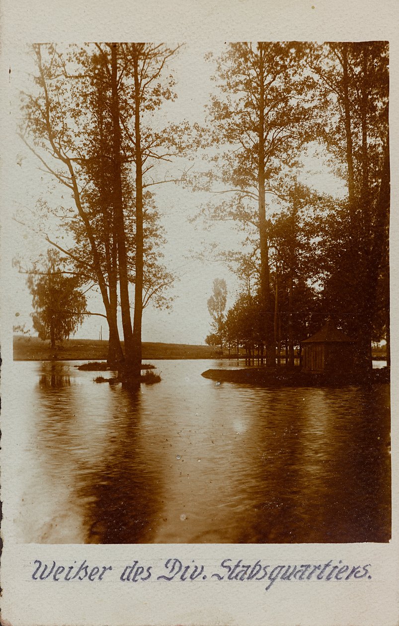 I wojna światowa: Ukraina w latach 1914-1916 podczas najazdu wojsk niemieckich. Krajobraz z rzeką (zdjęcie czarno-białe) autorstwa Heldenfriedhof Dsessentniki (attr. to)
