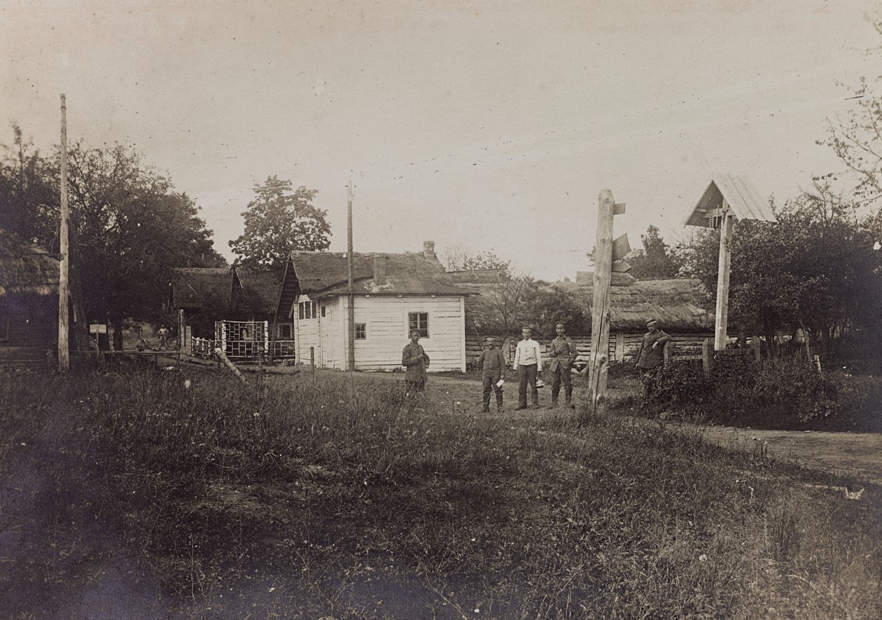 I wojna światowa: Ukraina w latach 1914-1916 podczas najazdu wojsk niemieckich. Droga wiejska (zdjęcie czarno-białe) autorstwa Heldenfriedhof Dsessentniki (attr. to)