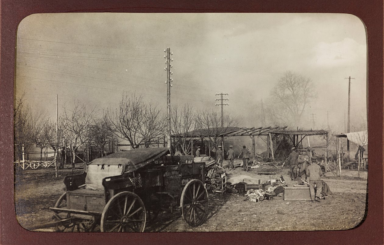 I wojna światowa: Ukraina w latach 1914-1916 podczas najazdu wojsk niemieckich. Wojsko na miejscu bombardowania (zdjęcie czarno-białe) autorstwa Heldenfriedhof Dsessentniki (attr. to)