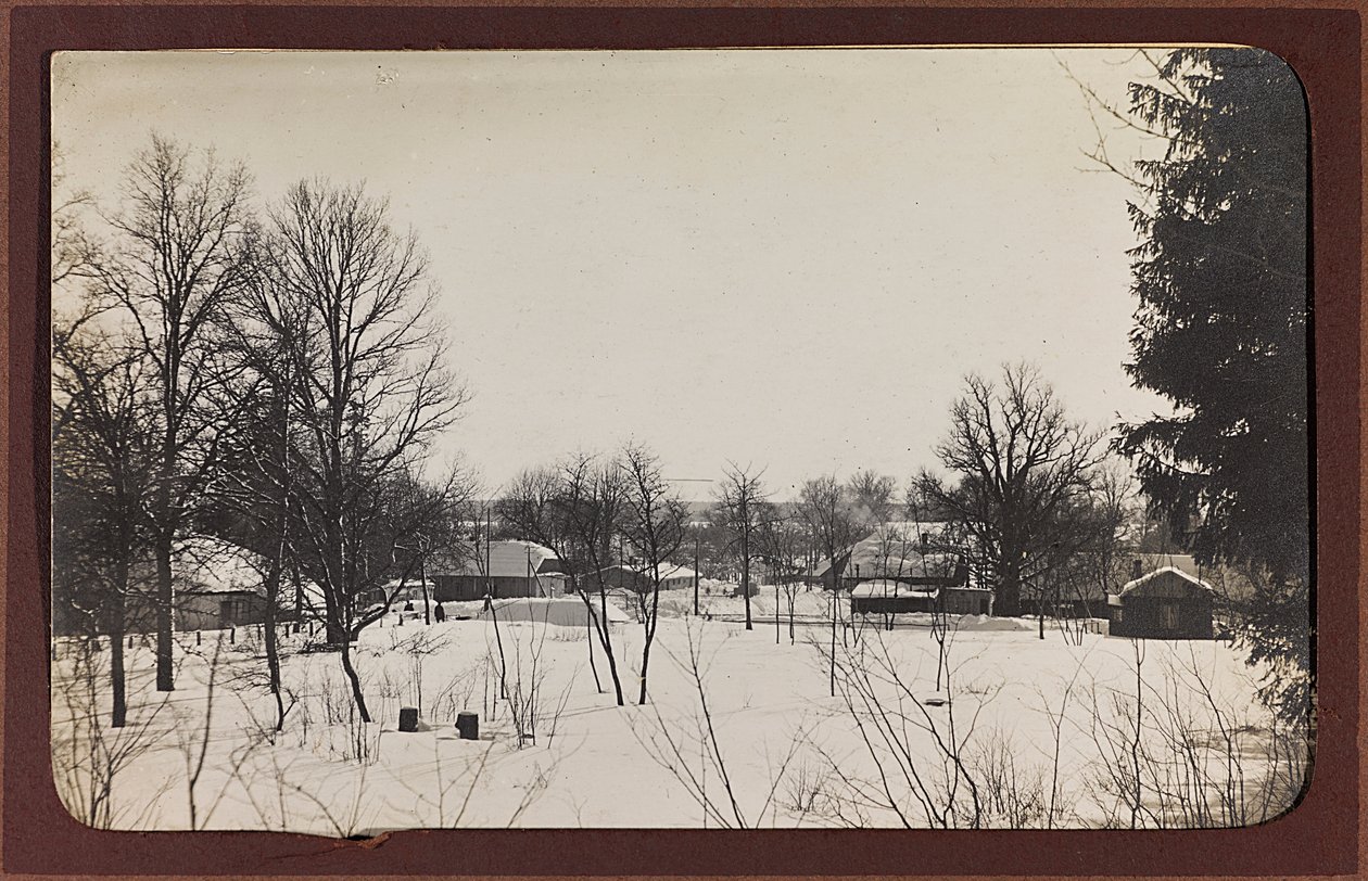 I wojna światowa: Ukraina w latach 1914-1916 podczas najazdu wojsk niemieckich. Krajobraz ze śniegiem (zdjęcie czarno-białe) autorstwa Heldenfriedhof Dsessentniki (attr. to)