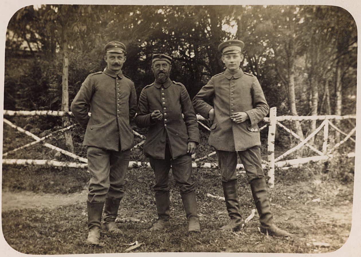 I wojna światowa: Ukraina w latach 1914-1916 podczas najazdu wojsk niemieckich. Grupa żołnierzy (zdjęcie czarno-białe) autorstwa Heldenfriedhof Dsessentniki (attr. to)