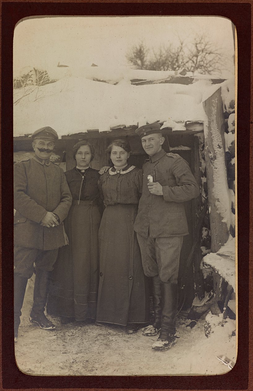 I wojna światowa: Ukraina w latach 1914-1916 podczas najazdu wojsk niemieckich. Portret grupy (zdjęcie czarno-białe) autorstwa Heldenfriedhof Dsessentniki (attr. to)