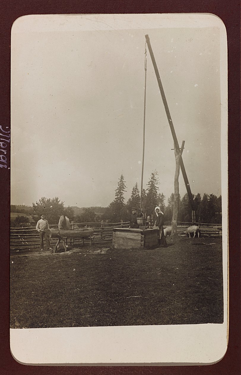 I wojna światowa: Ukraina w latach 1914-1916 podczas najazdu wojsk niemieckich. Studnia (zdjęcie czarno-białe) autorstwa Heldenfriedhof Dsessentniki (attr. to)