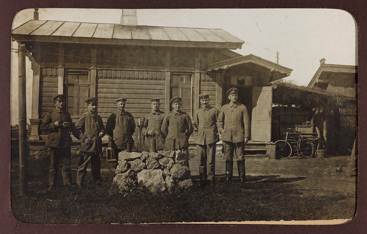 I wojna światowa: Ukraina w latach 1914-1916 podczas najazdu wojsk niemieckich. Portret grupy (zdjęcie czarno-białe) autorstwa Heldenfriedhof Dsessentniki (attr. to)