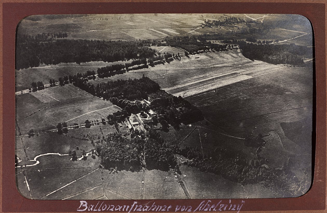 I wojna światowa: Ukraina w latach 1914-1916 podczas najazdu wojsk niemieckich. Widok z lotu ptaka (zdjęcie czarno-białe) autorstwa Heldenfriedhof Dsessentniki (attr. to)
