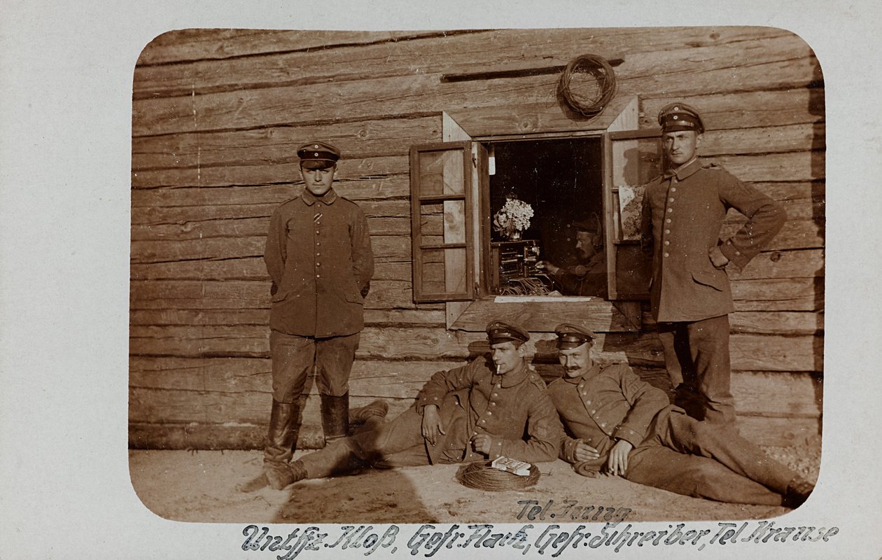I wojna światowa: Ukraina w latach 1914-1916 podczas najazdu wojsk niemieckich. Grupa żołnierzy (zdjęcie czarno-białe) autorstwa Heldenfriedhof Dsessentniki (attr. to)