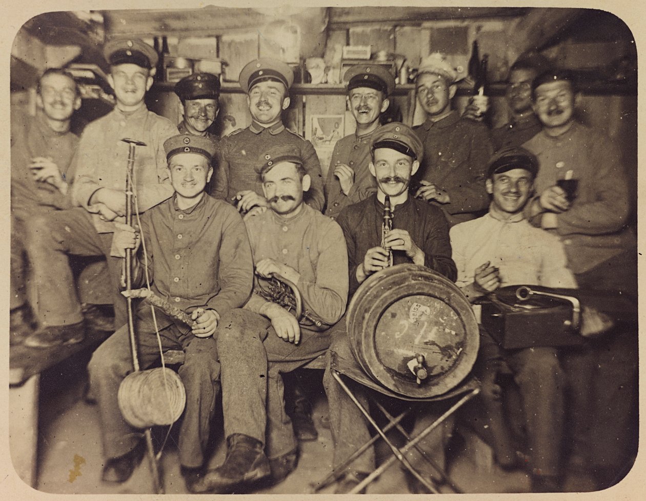 I wojna światowa: Ukraina w latach 1914-1916 podczas najazdu wojsk niemieckich. Grupa żołnierzy w czasie odpoczynku (zdjęcie czarno-białe) autorstwa Heldenfriedhof Dsessentniki (attr. to)