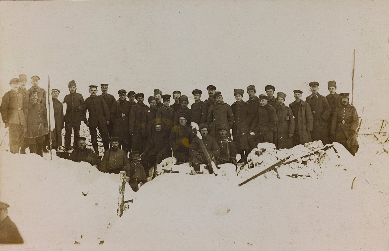 I wojna światowa: Ukraina w latach 1914-1916 podczas najazdu wojsk niemieckich. Grupa żołnierzy (zdjęcie czarno-białe) autorstwa Heldenfriedhof Dsessentniki (attr. to)