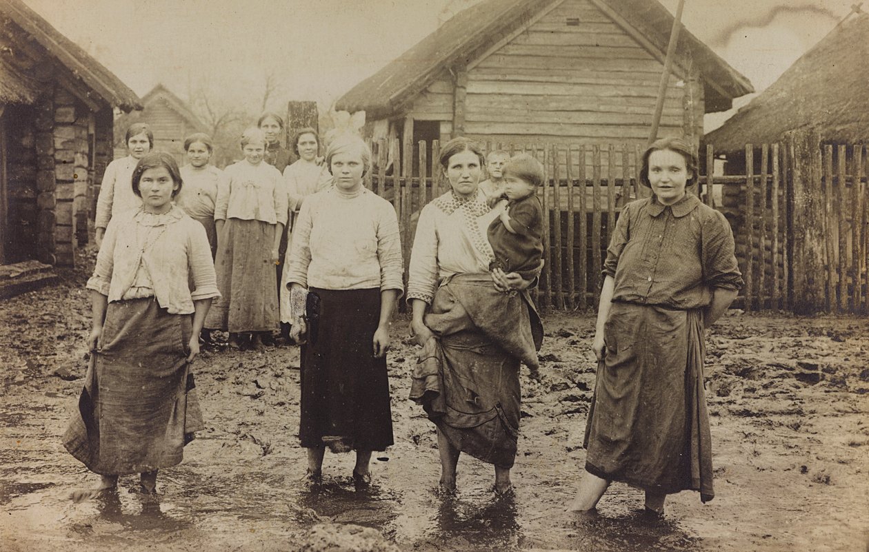 I wojna światowa: Ukraina w latach 1914-1916 podczas najazdu wojsk niemieckich. Portret grupy kobiet z dziećmi (zdjęcie czarno-białe) autorstwa Heldenfriedhof Dsessentniki (attr. to)