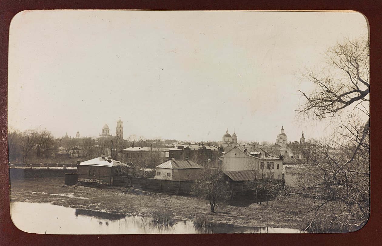 I wojna światowa: Ukraina w latach 1914-1916 podczas najazdu wojsk niemieckich. Widok Sumy (zdjęcie czarno-białe) autorstwa Heldenfriedhof Dsessentniki (attr. to)