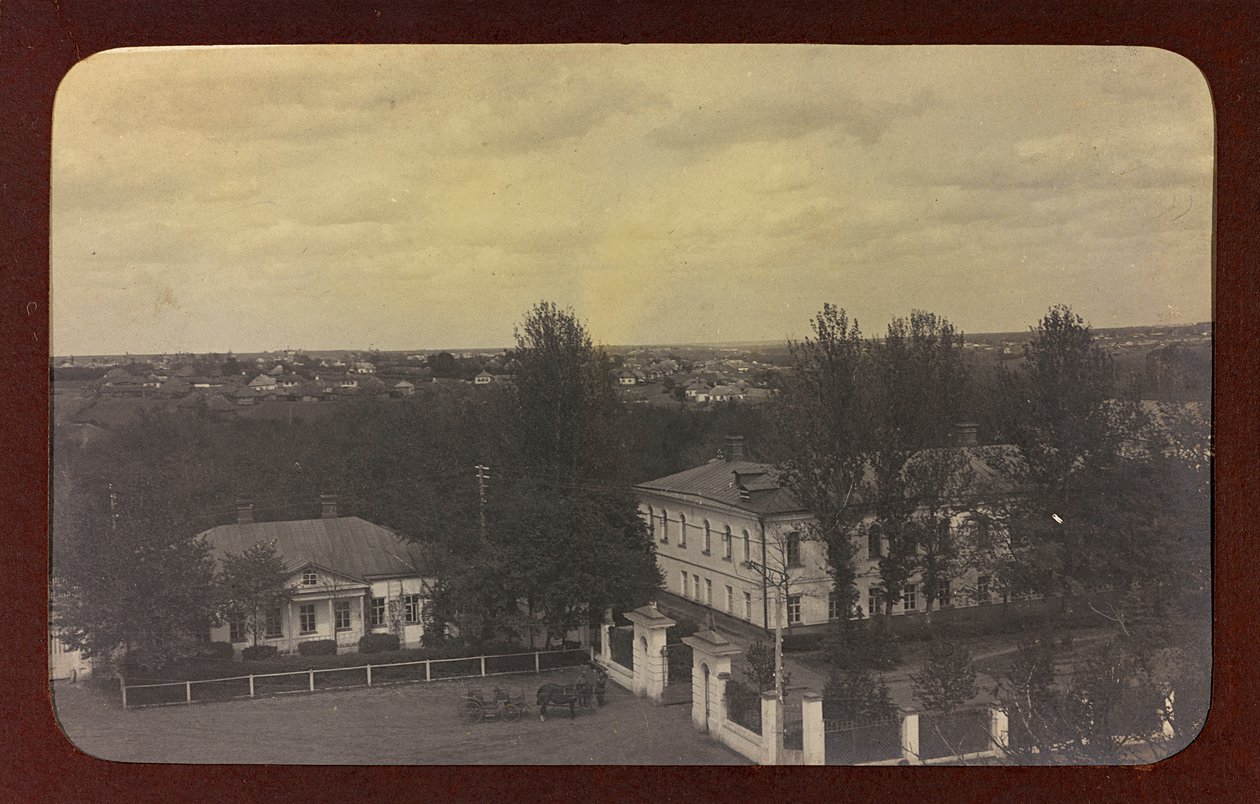 I wojna światowa: Ukraina w latach 1914-1916 podczas najazdu wojsk niemieckich. Widok miasta (zdjęcie czarno-białe) autorstwa Heldenfriedhof Dsessentniki (attr. to)