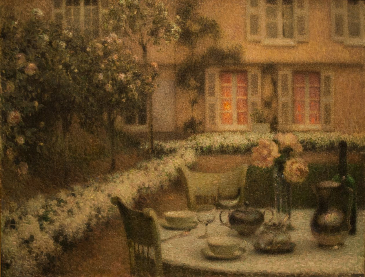 The_Table_in_the_White_Garden w GerberoynFrancais: La table au jardin blanc a GerberoynHungarian: Stół w białym ogrodzie, Gerberoy-bann autorstwa Henri Eugene Augustin Le Sidaner