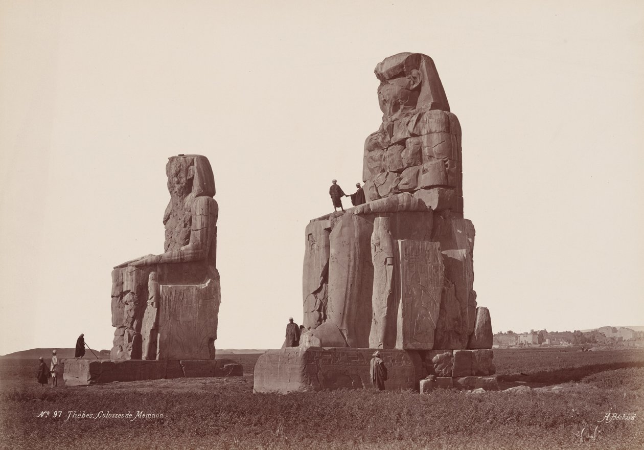 Teby, Kolosy Memnona (Thebes, Colossi of Memnon), lata siedemdziesiąte XIX wieku (zdjęcie) autorstwa Henri Béchard