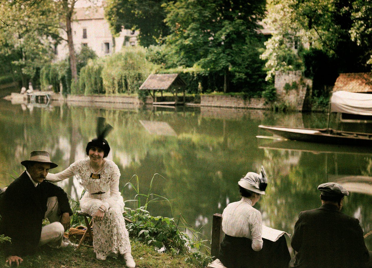 Posiłek nad brzegiem rzeki w Montigny, Francja, ok. 1920-25 (autochrom) autorstwa Henri Chouanard
