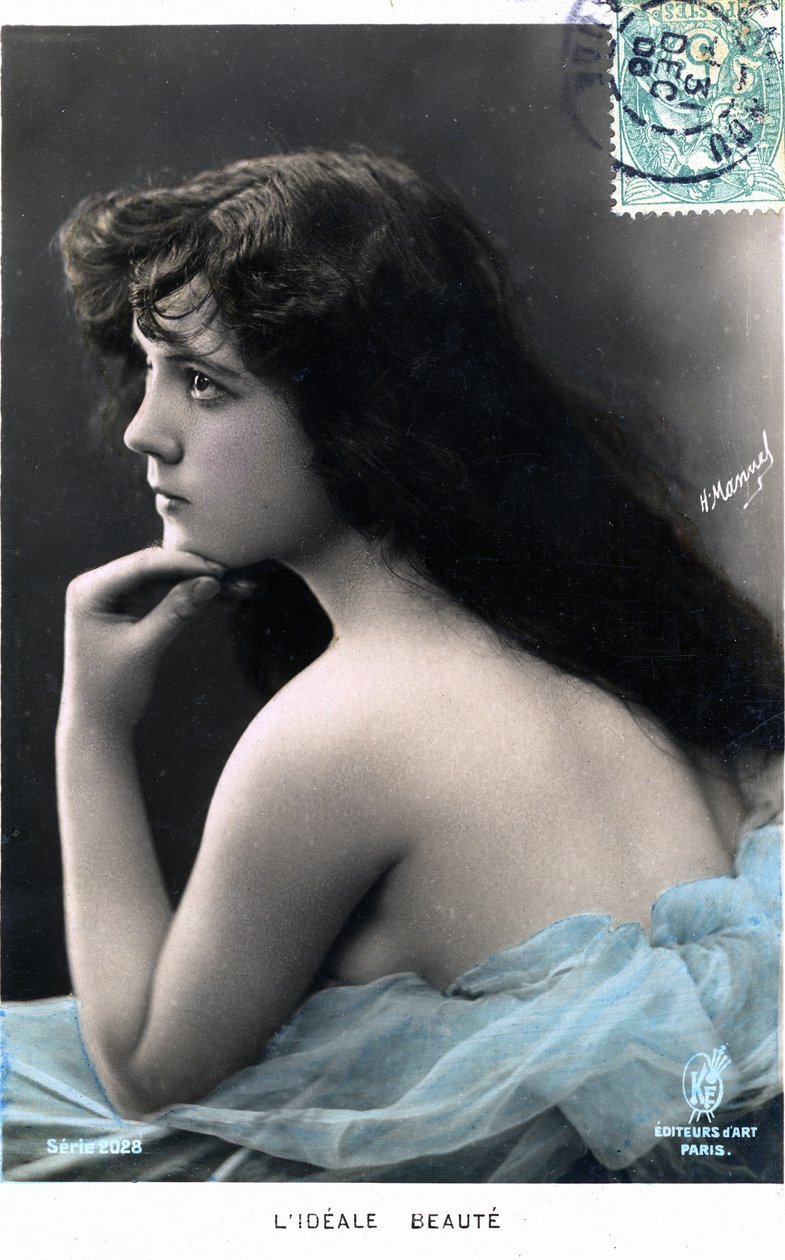 Ideał piękna: młoda kobieta z długimi włosami (prawdopodobnie tancerka Véréna z Folies Bergères), pocztówka 1905 (zdjęcie) autorstwa Henri Manuel