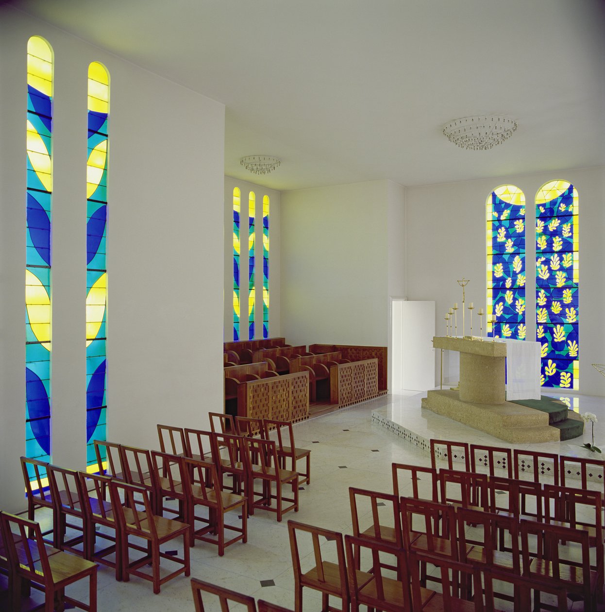 Widok wnętrza z ołtarzem w Kaplicy Różańcowej, Vence autorstwa Henri Matisse