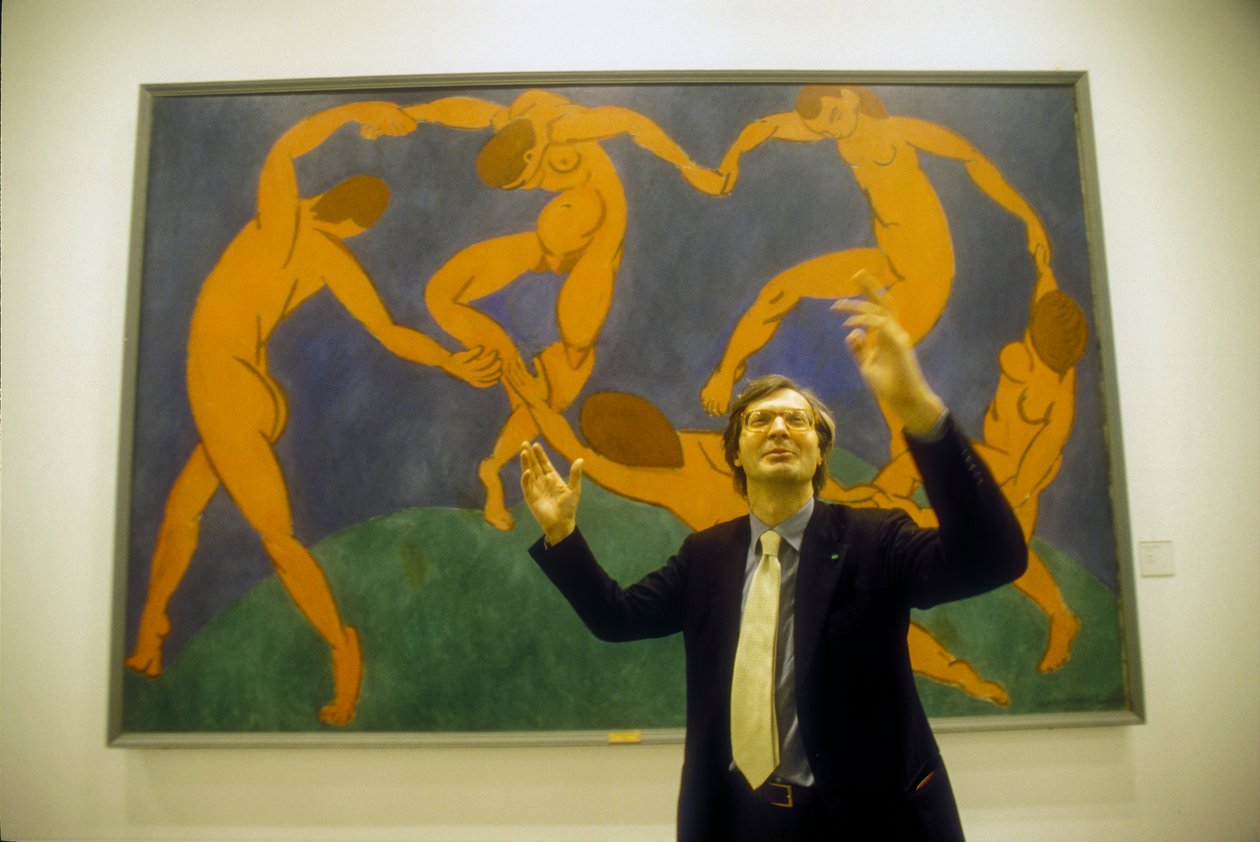 Rzym, Stajnie Kwirynalskie, 2000. Włoski krytyk sztuki Vittorio Sgarbi przed "Tańcem" Henri Matisse