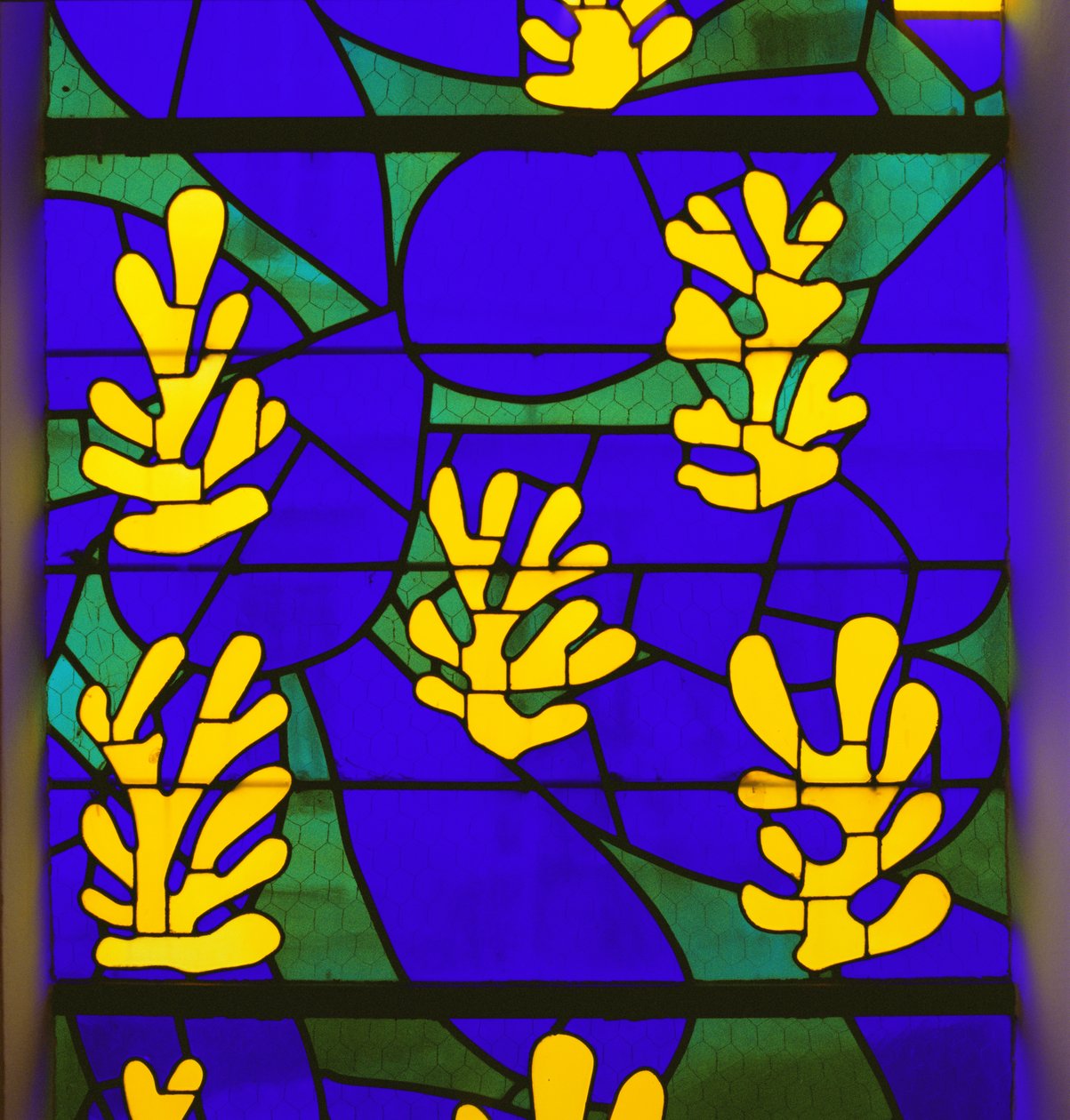 Witraż "Drzewo życia" za ołtarzem w Kaplicy Różańcowej, Vence autorstwa Henri Matisse