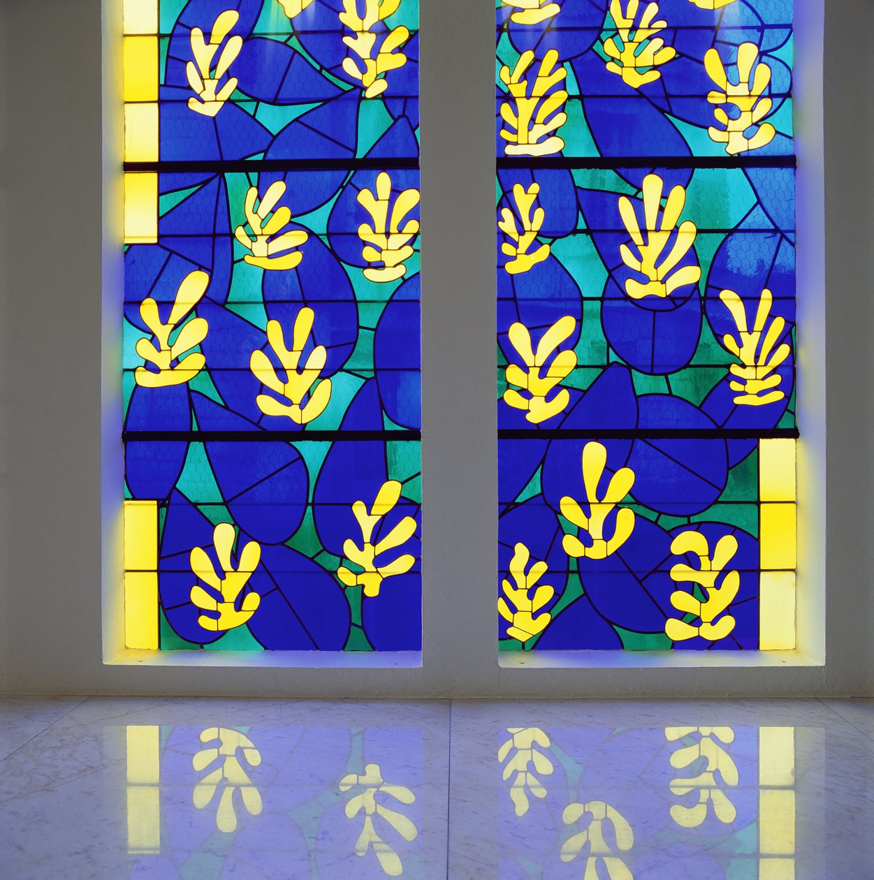 Witraż "Drzewo życia" za ołtarzem w Kaplicy Różańcowej, Vence autorstwa Henri Matisse