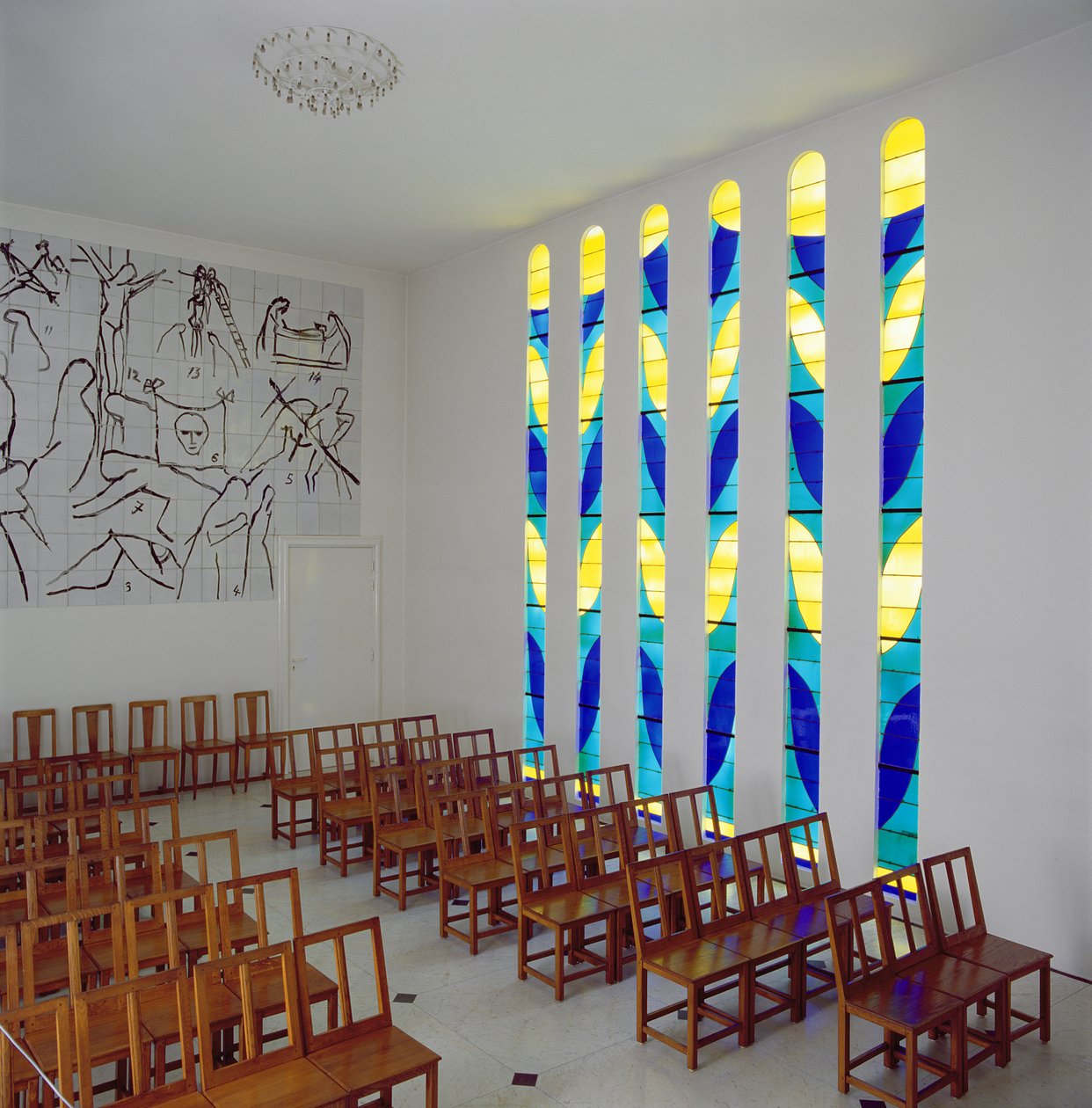 Widok na nawę główną, boczne okno witrażowe i stacje drogi krzyżowej w Kaplicy Różańcowej, Vence autorstwa Henri Matisse