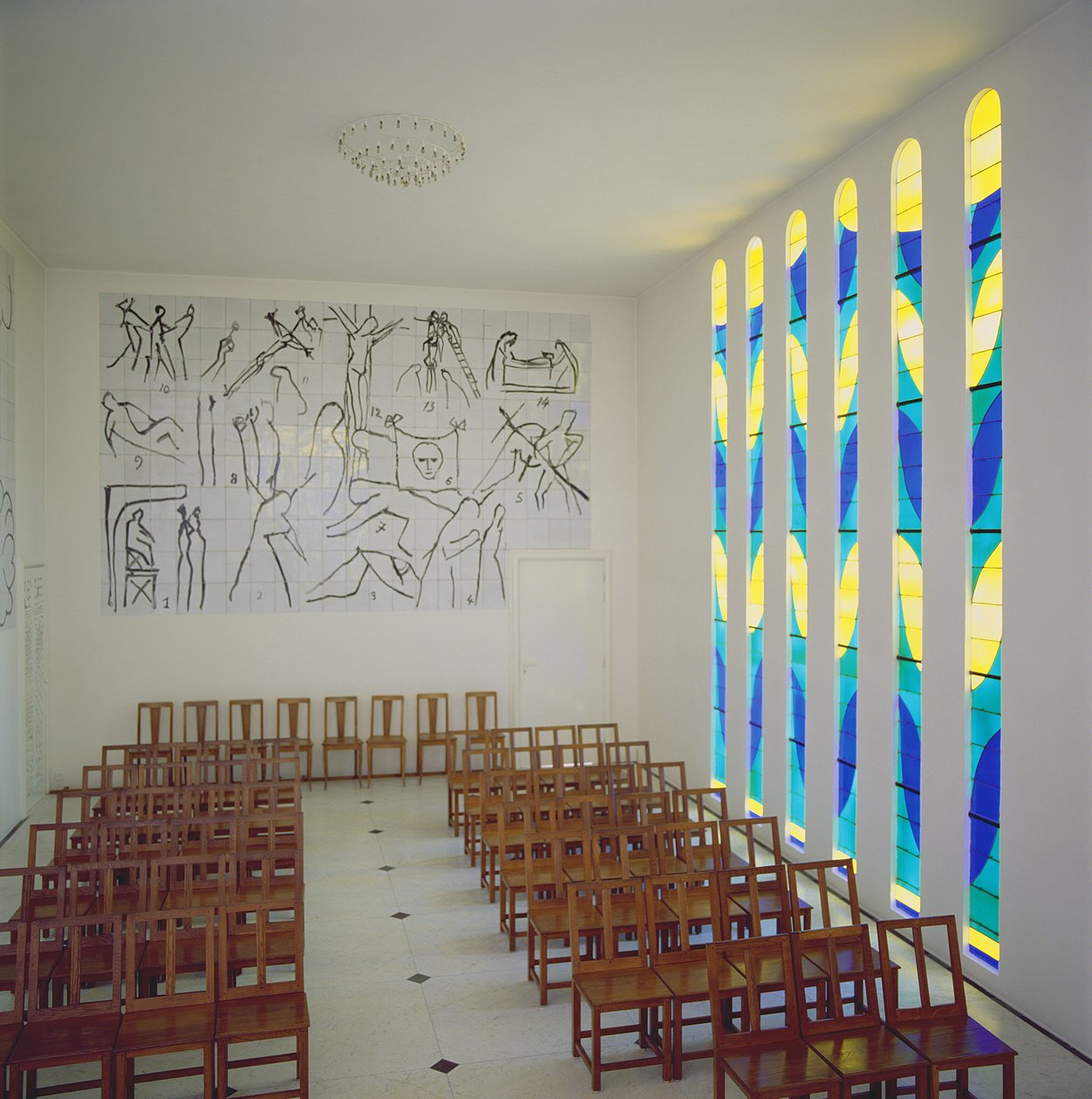 Widok na nawę główną, boczne okno witrażowe i stacje drogi krzyżowej w Kaplicy Różańcowej, Vence autorstwa Henri Matisse
