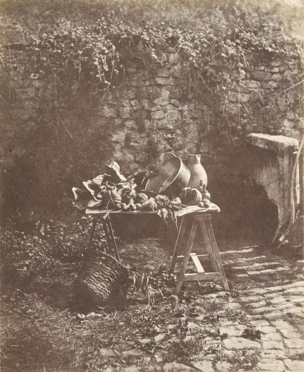 [Martwa natura: kociołek, dzbanek i warzywa na stole kozłowym]. autorstwa Henri Victor Regnault