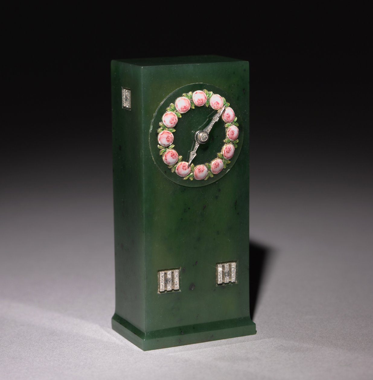 Zegar firmy Peter Carl Fabergé (1846-1920), po 1903 (nefryt, złoto, emalia, brylanty) autorstwa Henrik Wigstrom