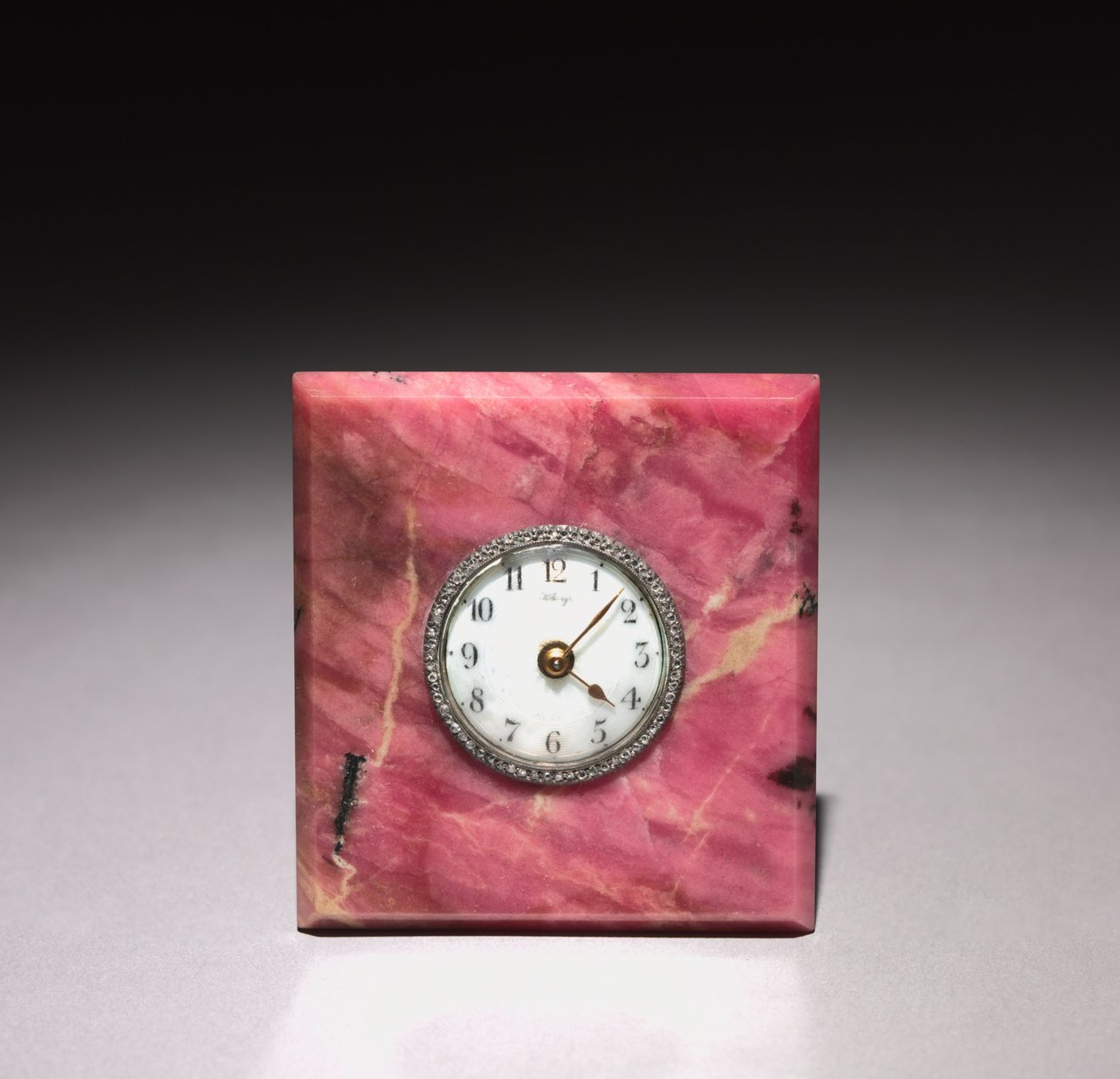 Zegar firmy Peter Carl Fabergé (1846-1920), po 1903 (rodonit, srebro, emalia, brylanty) autorstwa Henrik Wigstrom