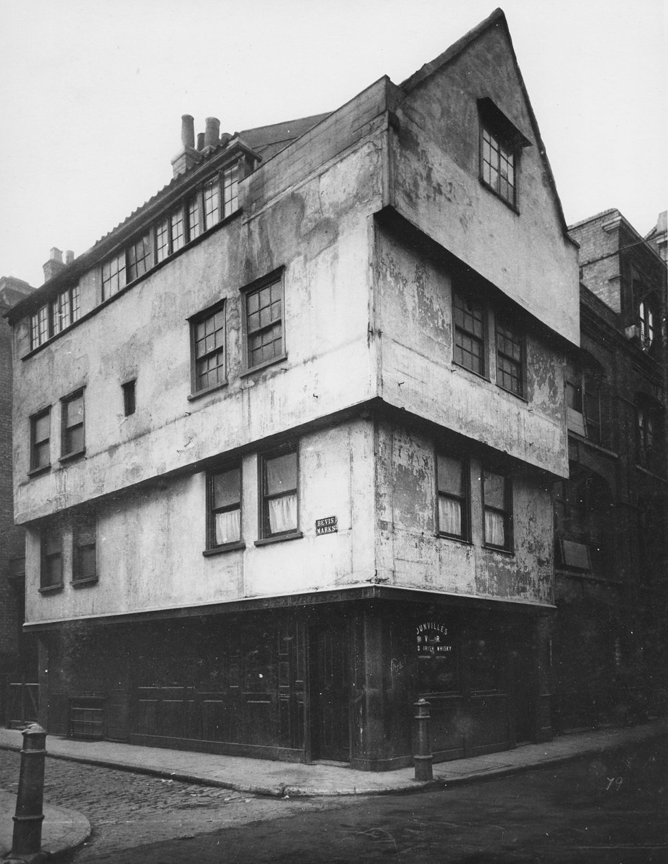 The Golden Axe Inn, na rogu St. Mary Axe i Bevis Marks, niedaleko Bishopsgate, c.1883 autorstwa Henry Dixon