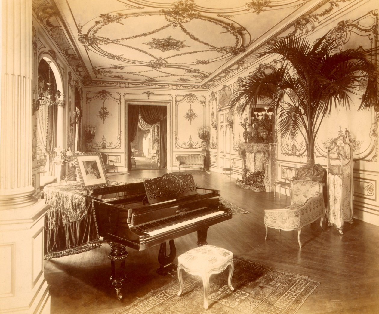 Sala balowa przy 17 Grosvenor Place, Londyn, 1890. autorstwa Henry Bedford Lemere