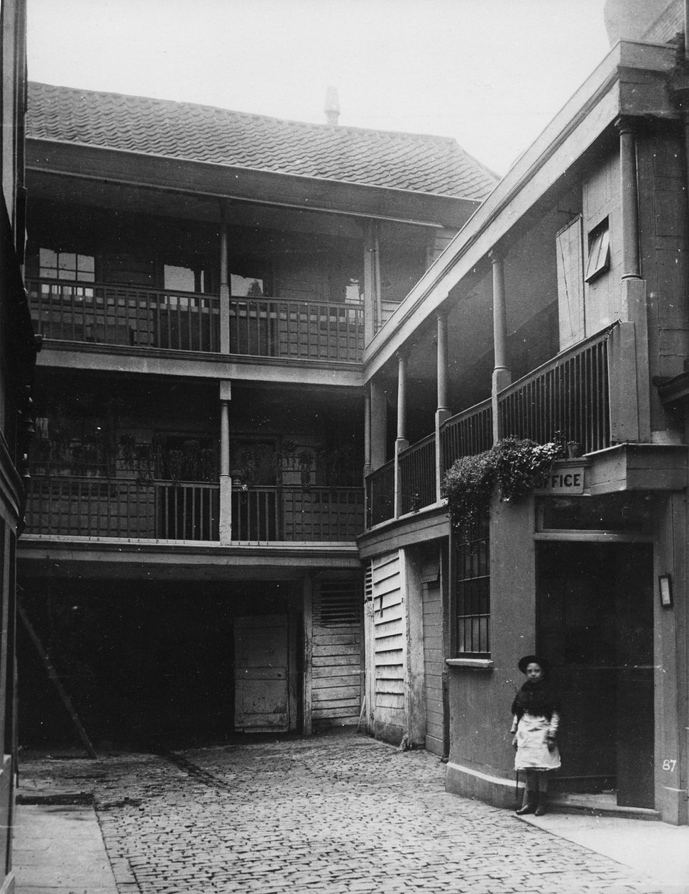 The Old Bell Inn, High Holborn, wewnętrzny dziedziniec, ok. 1884 r. autorstwa Henry Dixon